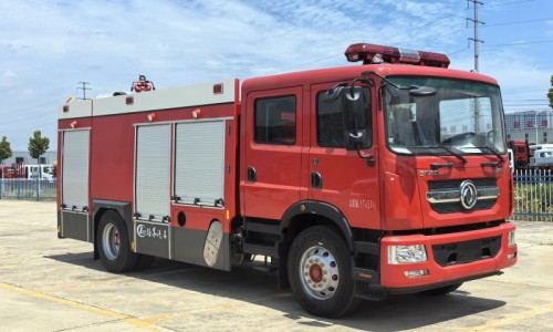 多利卡8噸水罐消防車