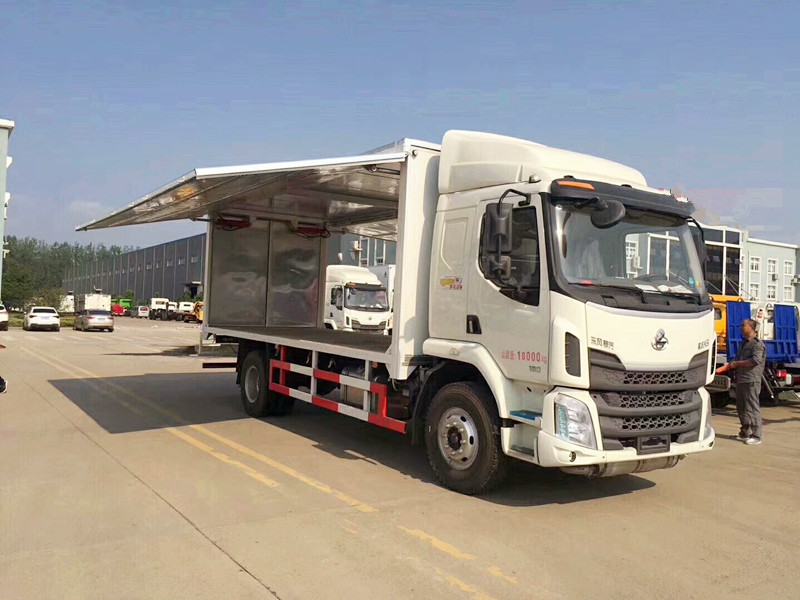 柳汽乘龍6.6米腐蝕性物品廂式運(yùn)輸車